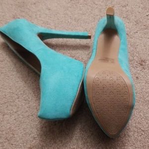 CLOSING FEB 10! Mint sueded heels BRAND NEW